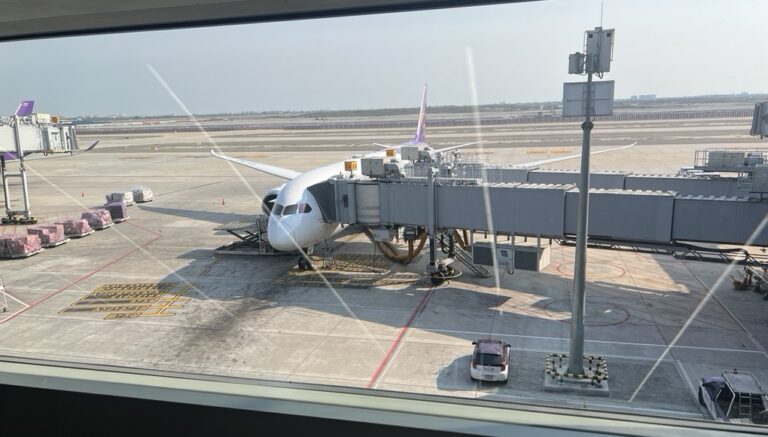 Thai Airways 787-900 Business Class (Royal Silk) Review | Bangkok (BKK) – Kuala Lumpur (KUL)