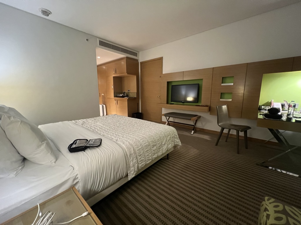 4B869217-7DA0-4A99-A717-72187A735656_1_105_c interior bedroom at le meridien cairo