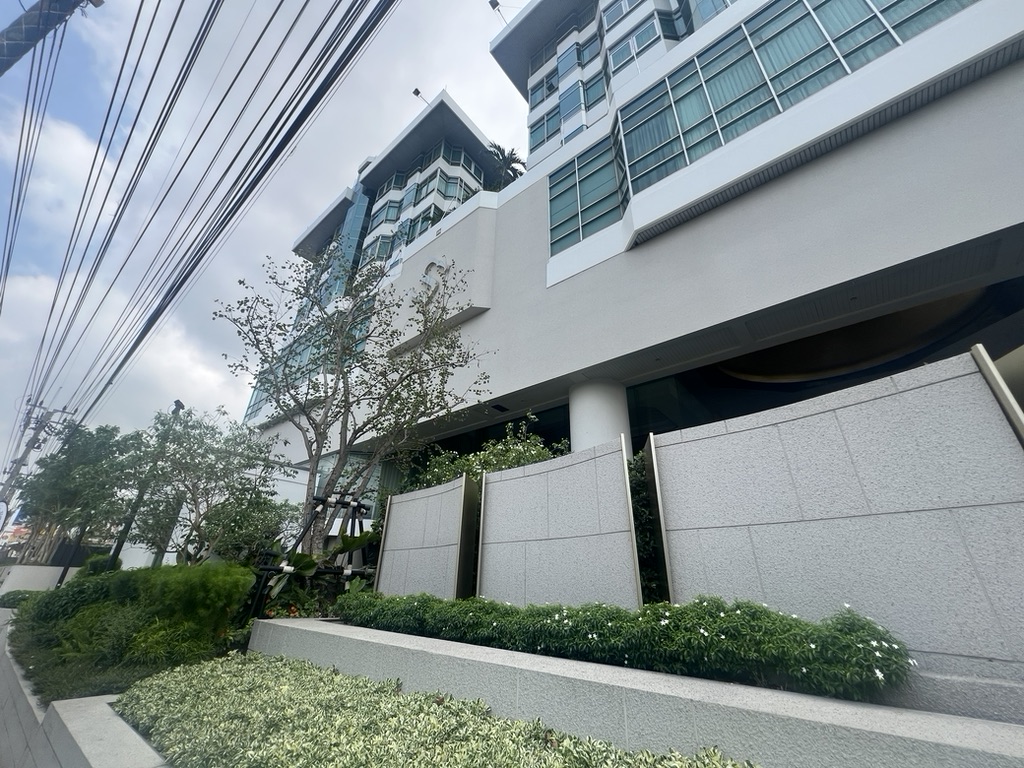 CCD1FA62-8F3B-487E-9F06-FFA3FFDC4EE0_1_105_c hotel exterior in bangkok